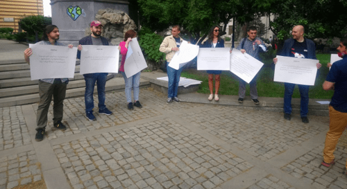 Активисты в Тбилиси держат плакаты с цитатами из Конституции 1918 года. Фото Беслана Кмузова для "Кавказского узла".