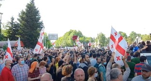 Участники акции противников строительства Намахванской ГЭС в Тбилиси. Кадр видео "Sputnik Georgia - все о Грузии" https://www.youtube.com/watch?v=3MPPe6Fn2V0&t=1s