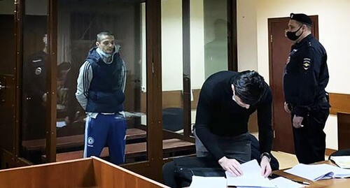 Сайд-Мухаммад Джумаев (слева) в зале суда. Фото: пресс-служба Пресненского суда