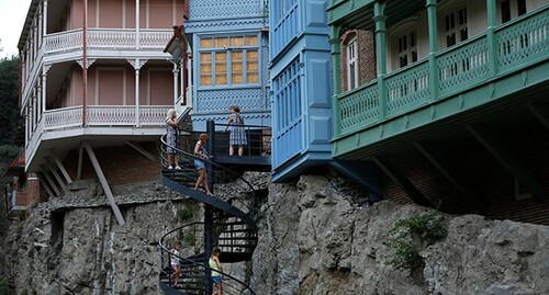 Люди в исторической части Тбилиси. Фото: REUTERS/David Mdzinarishvili