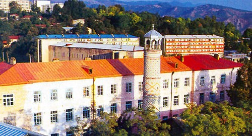 Здание средней школы № 2 имени Наджаф Бек Везирова и минарет мечети Саатлы. Фото: Karabakhblog https://www.flickr.com/