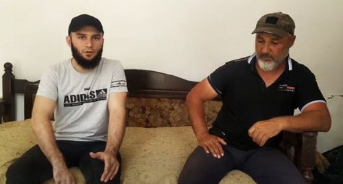 Акраман Татаев (слева). Скриншот видео https://www.facebook.com/UniversalMusicRussia/posts/3847220898724110