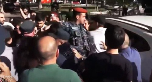 Задержание участников акции возле Минздрава Армении. 2 июня 2021 г. Скриншот видео https://www.youtube.com/watch?v=dfqEXIhJV8E