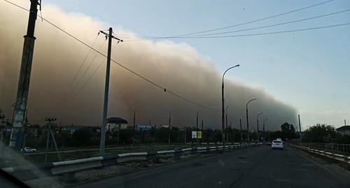 Пыльная буря в Астрахани. Фото: https://www.astrakhan-24.ru/news/weather/astrakhan_nakryla_pylnaja_burja_74346