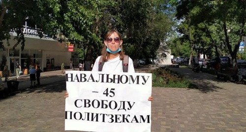 Активистка Елена Байбекова во время пикета. Астрахань, 4 июня 2021 г. Фото Алены Садовской для "Кавказского узла"