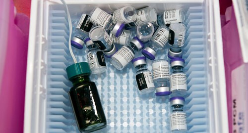 Вакцина. Фото  Сэмюэл Колвин https://ru.wikipedia.org/wiki/Вакцина_Pfizer/BioNTech_против_COVID-19 