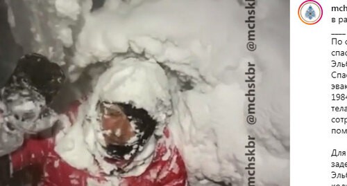 Сорвавшийся в расщелину альпинист. Скриншот сообщения канал МЧС КБР https://www.instagram.com/p/CP1NWS0I1HA/