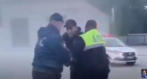 Полицейские задерживают Векила Абдуллаева. Стоп-кадр видео https://youtu.be/96yJYwQ-Gog