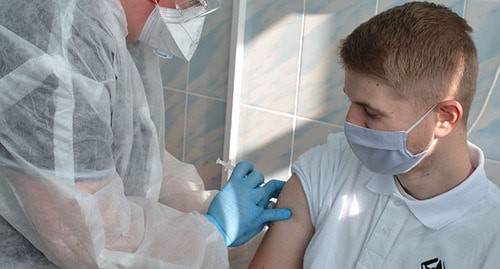 Медицинский работник делает прививку. Фото Антона Быкова, Юга.ру