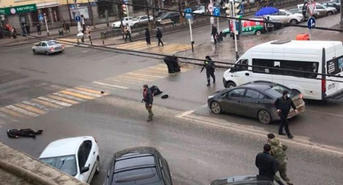 На месте нападения на силовиков в Грозном. 28 декабря 2020 года. Стоп-кадр видео  Telegram-канал BAZA
