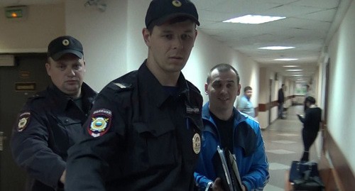 Игорь Нагавкин (справа) в здании суда. Июнь 2017 года. Скриншот видео https://www.youtube.com/watch?v=TlZ5jAB5Sgc