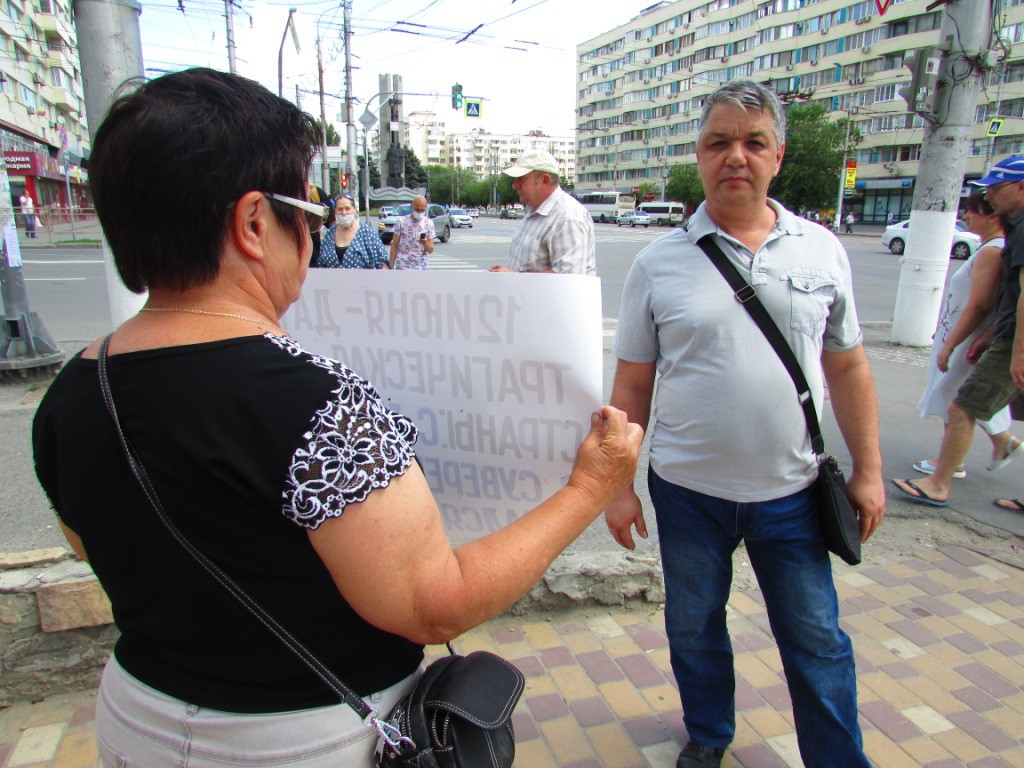 Прохожий читает надпись на плакате во время пикете в Волгограде 12 июня 2021 года. Фото Вячеслава Ященко для "Кавказского узла"