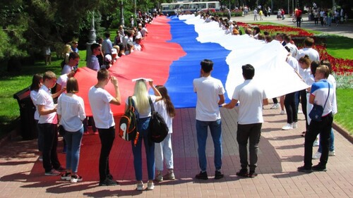 Флешмоб с российским флагом в Волгограде 12 июня 2021 года. Фото Вячеслава Ященко для "Кавказского узла"