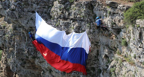 Спасатели развернули флаг на вершине Тарки-Тау. Фото: пресс-служба МЧС по Дагестану