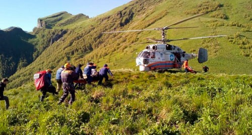 Мужчину эвакуируют при помощи вертолёта Ка-32. 
Фото: ГУ МЧС России по Республике Адыгея
