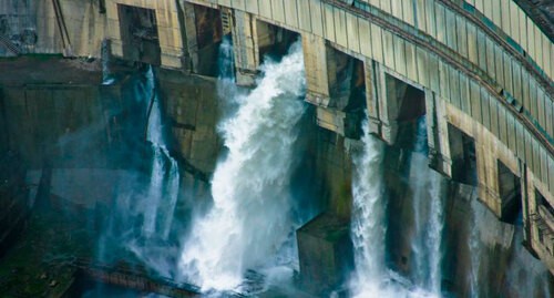 Сброс воды через плотину Ингурской ГЭС. Фото  Donovan Driver  https://ru.wikipedia.org/wiki/Ингурская_ГЭС#/media/Файл:Enguri_Dam_002.jpg