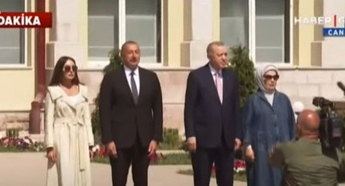 Президент Турции Реджеп Тайип Эрдоган (второй слева) прибыл в Шушу. 15 июня 2021 г. Скриншот видео ://www.youtube.com/watch?v=1ULK-pyHIyo&t=446s