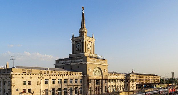 Часы на здании железнодорожного вокзала Волгограда. Фото: A.Savin  https://ru.wikipedia.org