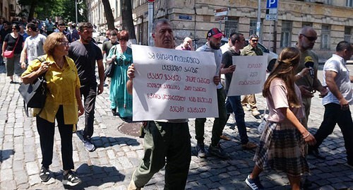 Участники акции протеста в поддержку Зазы Гахеладзе. Тбилиси, 19 июля 2020 года. Фото Беслана Кмузова для "Кавказского узла".