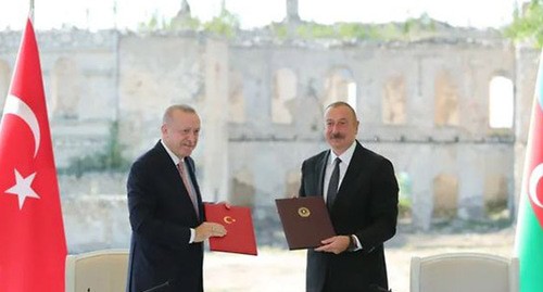 Президенты Азербайджана Ильхам Алиев (справа) и Турции  Реджеп Тайип Эрдоган во время церемонии подписания декларации. 15 июня 2021 г. Фото: Reuters