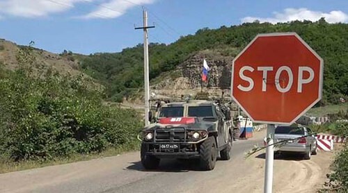 Подразделение военной полиции российского миротворческого контингента в Нагорном Карабахе обеспечивает безопасность передвижения гражданского транспорта. Фото пресс-службы МО России
