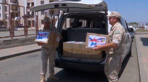 Продуктовые наборы и предметы первой необходимости доставили российские военные беженцам в Нагорном Карабахе. Фото пресс-службы МО России