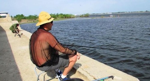 Музыкант Дмитрий ловит рыбу в Волге. Июнь 2021 г. Фото Вячеслава Ященко для "Кавказского узла"