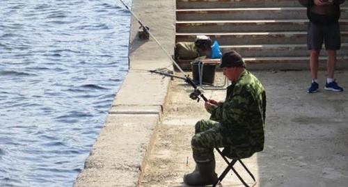 Рыбаки на берегу Волги ловят рыбу.  Волгоград, июнь 2021 г. Фото Вячеслава Ященко для "Кавказского узла"
