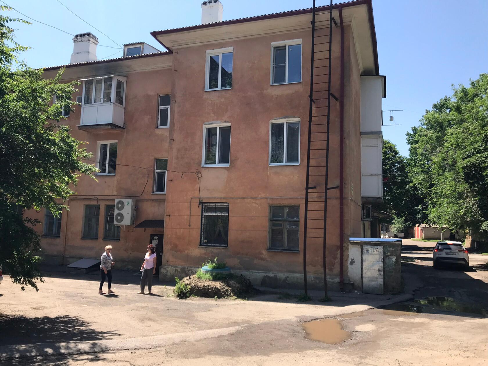 Лужа у дома по Первомайской улице в Красном Сулине. Фото Вячеслава Прудникова для "Кавказского узла"