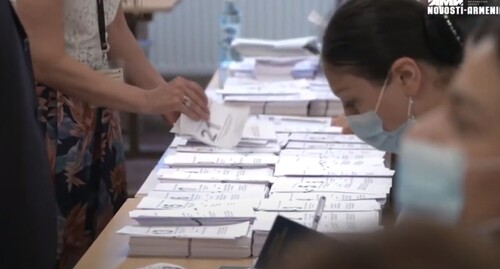 На избирательном участке в Ереване 20 июня 2021 года. Стопкадр из видео на Youtube-
канале «Новости Армении» https://www.youtube.com/watch?v=NrUbvoslWQk

