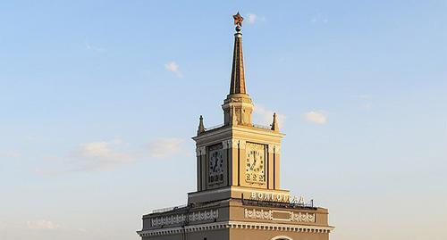 Часы на здании железнодорожного вокзала в Волгограде. Фото: A.Savin https://ru.wikipedia.org