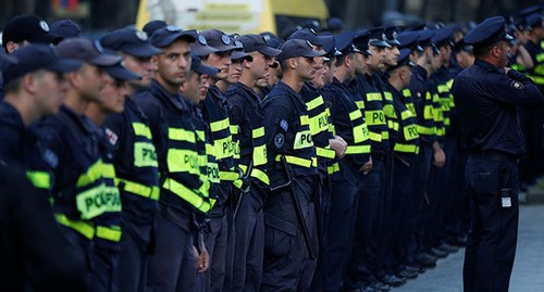 Сотрудники полиции возле парламента. Абстрактная иллюстрация. Фото: REUTERS/Давид Мзаришвили