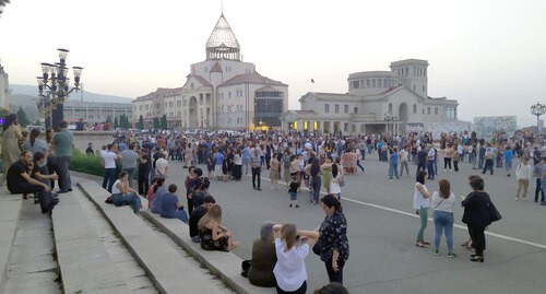 Жители Степанакерта собираются на митинг, чтоб потребовать отставки президента Нагорного Карабаха. 21 июня 2021 г. Фото Алвард Григорян для "Кавказского узла"