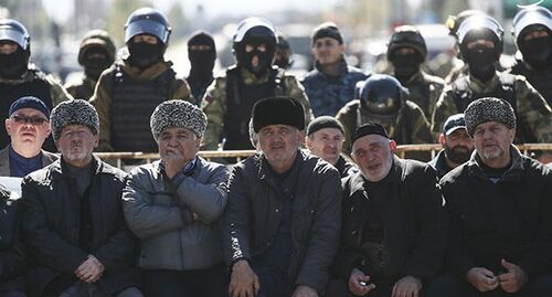 Участники акции протеста в Магасе. Фото: REUTERS/Maxim Shemetov