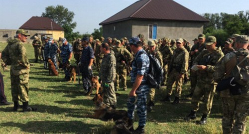 Cотрудники ОМОН со служебными собаками. Фото: https://dagestan.sledcom.ru