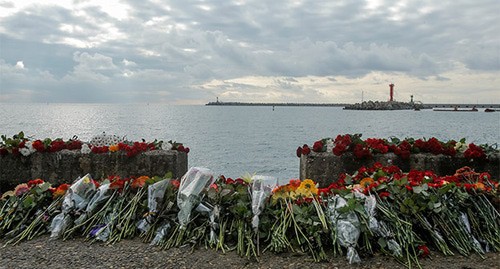 Цветы на берегу Черного моря, где была катастрофа Ту-154 в Сочи. Декабрь 2016 г. Фото: REUTERS/Maxim Shemetov