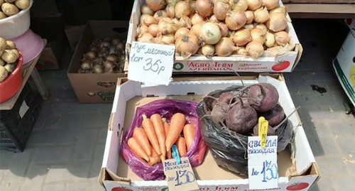 Цены на свеклу и морковь на рынке. Фото Татьяны Филимоновой для "Кавказского узла"
