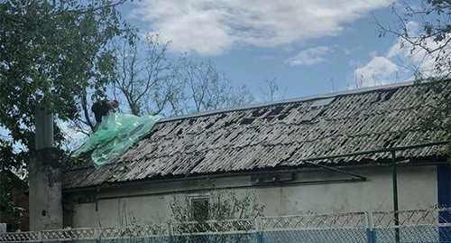 Крыша дома, поврежденная в результате града. Фото пресс-службы администрации Краснодарского края