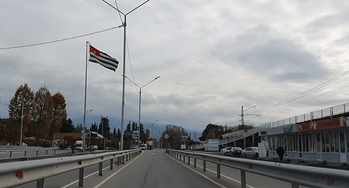 Флаг Абхазии, установленный при въезде в республику за пограничным пунктом. Кадр видео Жизнь на море / YouTube www.youtube.com/watch?v=6FpDWqIpmz8