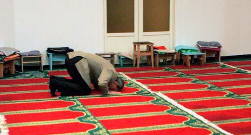 Молящийся в мечети. Фото REUTERS/Viktor Korotayev
