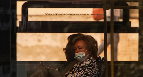 Женщина в защитной маске в общественном транспорте. Абстрактная иллюстрация. Фото REUTERS/Максим Шеметов