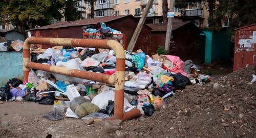 Свалка мусора возле мусорных баков в Нальчике. Фото пресс-службы ОНФ