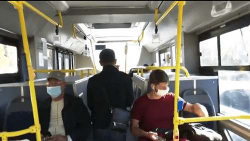 Пассажиры автобуса в Махачкале. Кадр видео пресс-службы администрации Махачкалы https://www.instagram.com/p/CGXlYWvKrLF/