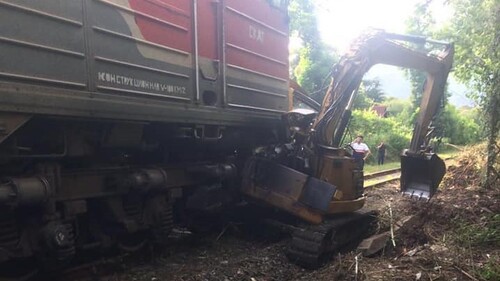 Скорый поезд, столкнувшийся с экскаватором в районе Гагры 26 июня 2021 года. Фото МЧС Абхазии, https://www.facebook.com/MCHS.Abkhazia/photos/pcb.1477405792624332/1477405672624344