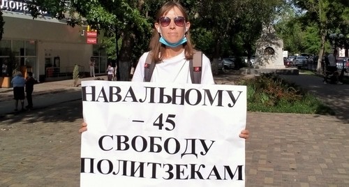 Активистка Елена Байбекова проводит одиночный пикет в поддержку Навального. Астрахань, 4 июня 2021 года. Фото Алены Садовской для "Кавказского узла".