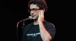 Идрак Мирзализаде. Cкриншот видео Stand-Up Club #1 https://www.youtube.com/watch?v=el5RRECNAdI