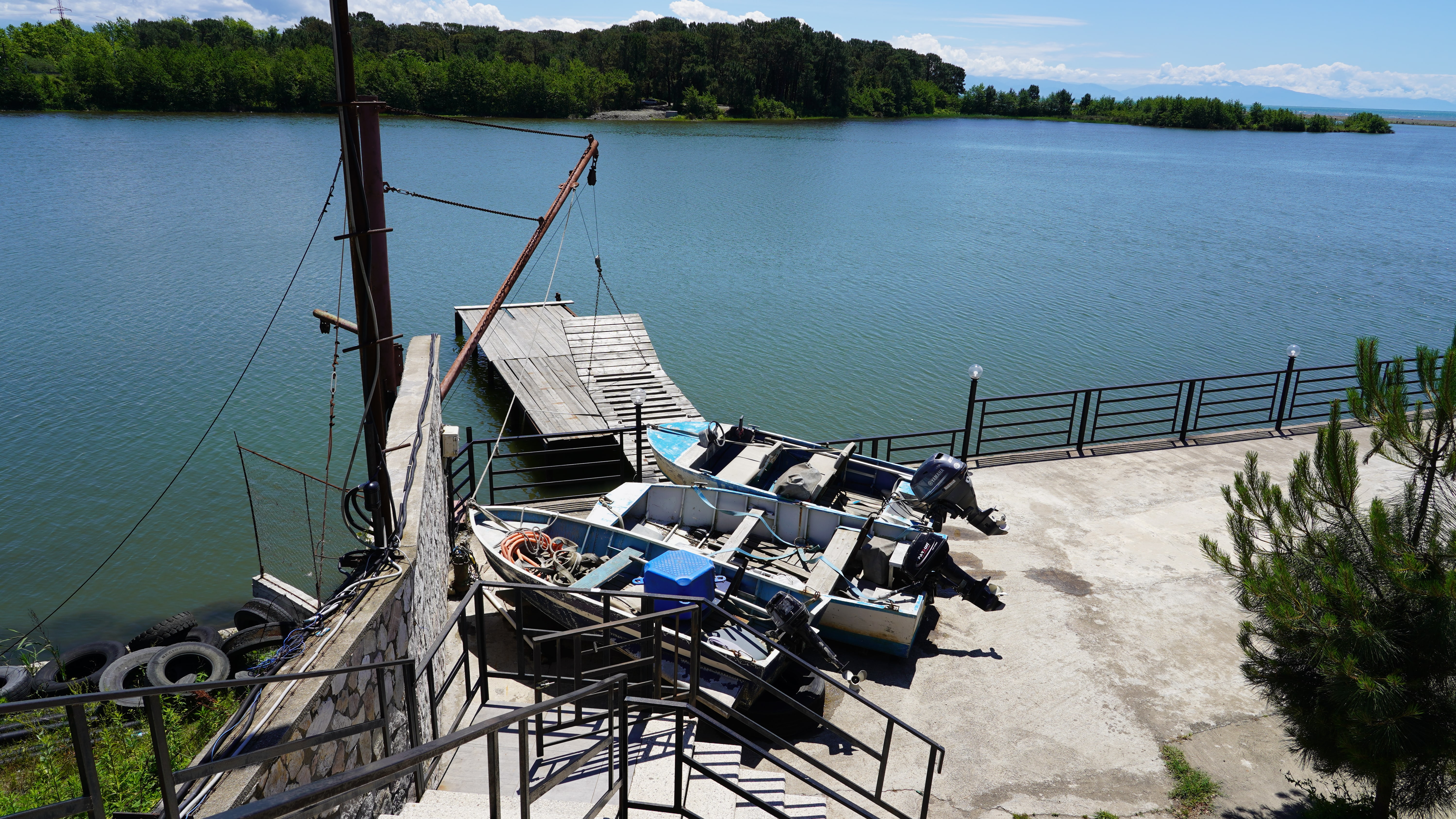 Причал и рыбацкие лодки. Фото: Давид Пипия, JAMnews