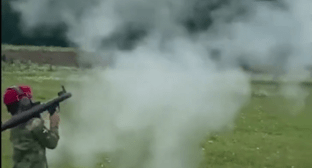 Мальчик стреляет из гранатомета. Стоп-кадр видео, опубликованного сайтом Lenta.ru 01.07.21, https://lenta.ru/news/2021/07/01/grntmt/ 