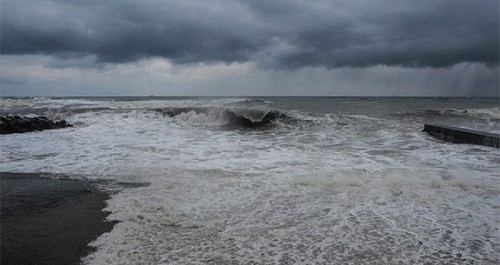 Шторм на море. Фото Елены Синеок, Юга.ру