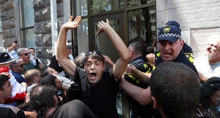 Протестующие штурмуют офис ЛГБТ-активистов на митинге против запланированного "Марша за достоинство" во время "Недели ЛГБТ" в Тбилиси, Грузия, 5 июля 2021 г. Фото: REUTERS/Ираклий Геденидзе